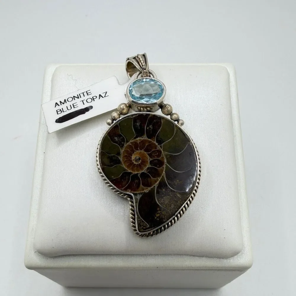 NWT 19x24mm AMMONITE and 8x5mm faceted blue topaz pendant in Bali 925!‎